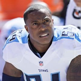 Tennessee Titans Linebacker Avery Williamson Holds Autograph Siging for Cancer Patient