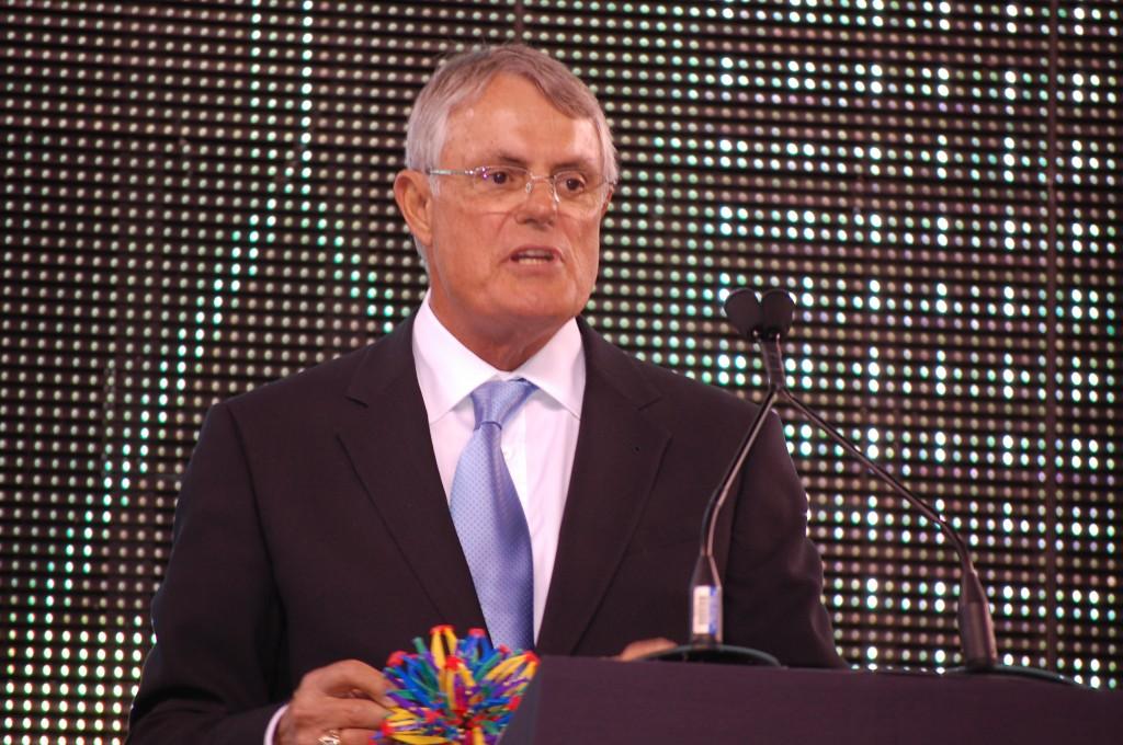 Former Manager Lou Piniella Tells Baseball Stories at Sports Night Speaking Engagement