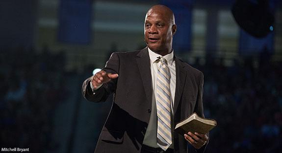 Top Addiction Speaker Darryl Strawberry Keynotes Health Center Fundraiser