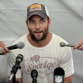 Wes Welker Makes Super Bowl Week Appearance at Denver Area Microsoft Store
