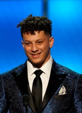 Patrick Mahomes receives congratulations from father's ex-MLB team