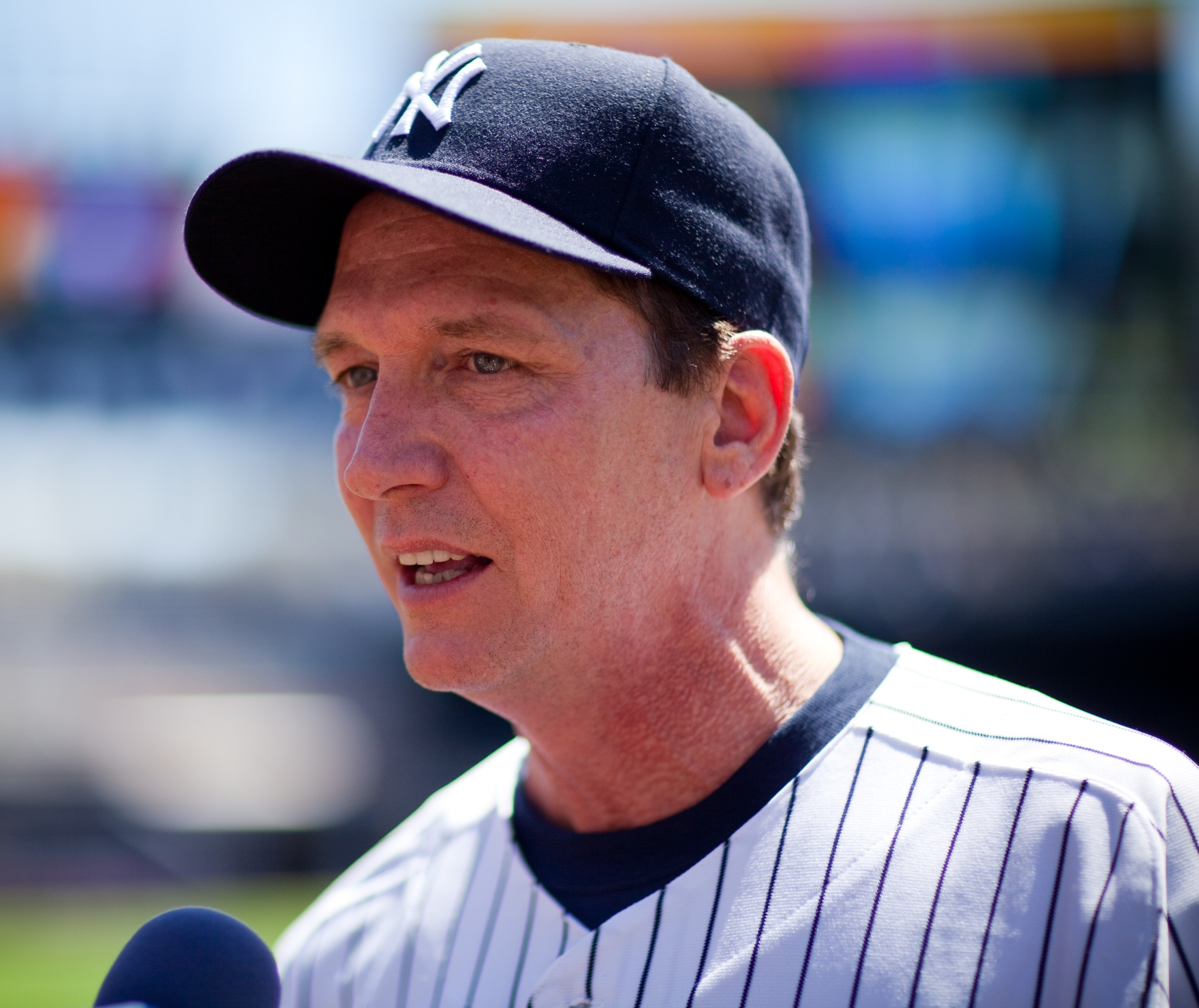 David Cone conducts interesting rosin experiment on ESPN to prove