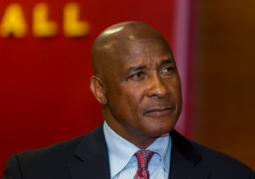 USC's Lynn Swann spends a Saturday in Virginia signing autographs